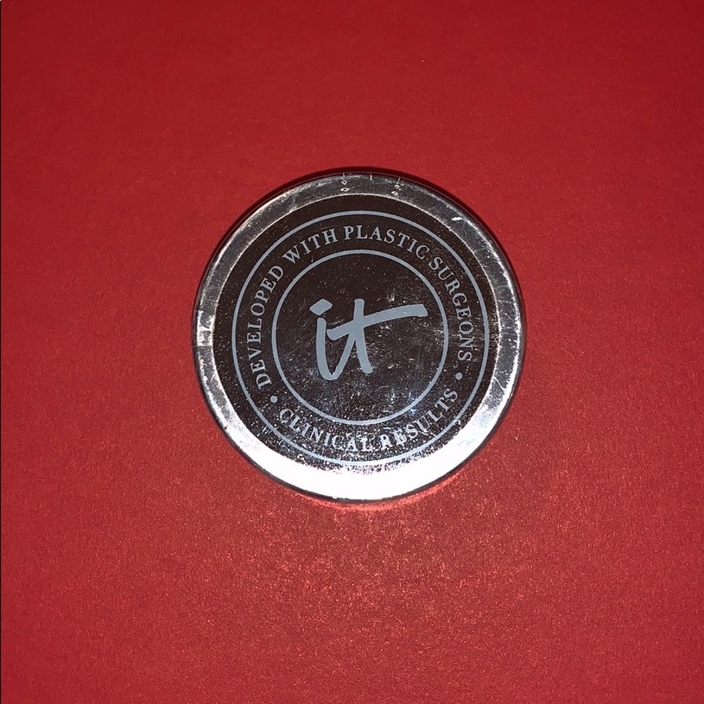 IT Cosmetics Bye Bye Breakout Translucent Powder